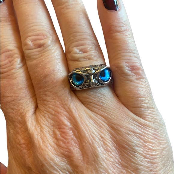 Vintage Silver Owl Ring with Brilliant Blue Eyes - Picture 4 of 4